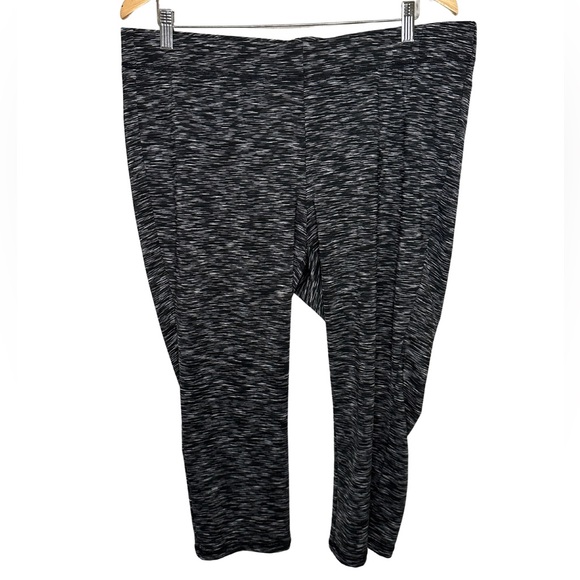 Livi Active Lane Bryant Black and White Cropped Capri Leggings Size 18/20 - Picture 1 of 3